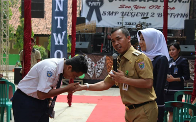 Bupati Wihaji Mengajar di SMPN 2 Batang